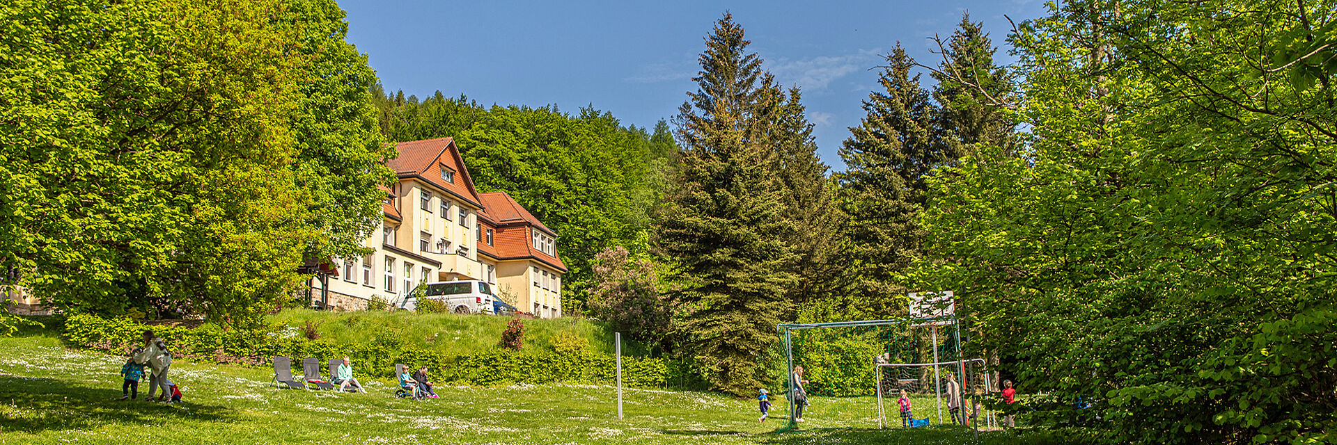Bolzplatz der Kurklinik Haus am Jonsberg, Haupthaus im Hintergrund
