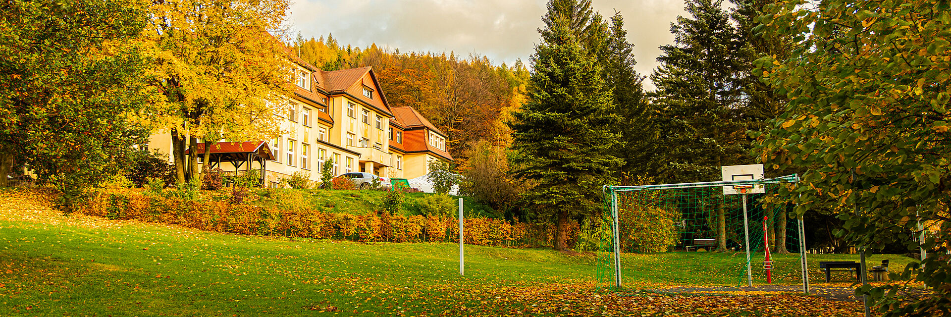 Blick vom Bolzplatz zum Haupthaus im Herbstlicht