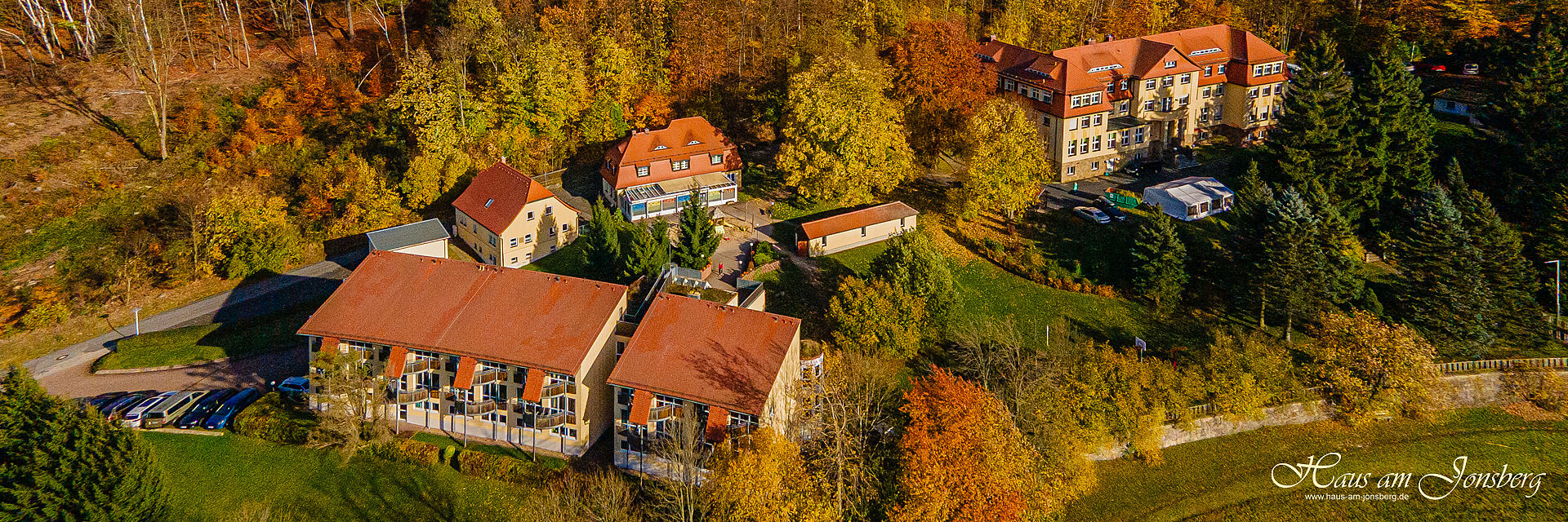 Luftaufnahme der Kureinrichtung Haus am Jonsberg mit Einrichtungslogo am unteren Bildrand