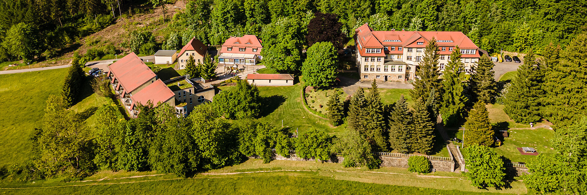 Luftaufnahme Kureinrichtung im Frühsommer