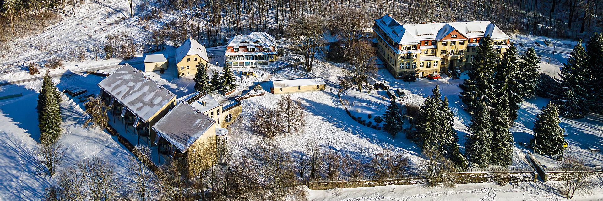 Luftaufnahme Kurgebäude im Winter