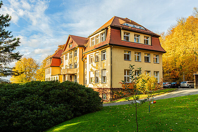 Haupthaus der Kureinrichtung Haus am Jonsberg im Herbst