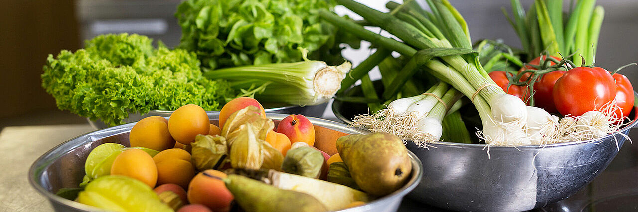 Dekofoto: Schüsseln mit Obst und Gemüse