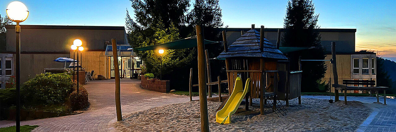 1920_Spielplatz_Abend.jpg Blick auf Spielplatz und Kinderhaus der Kureinrichtung zur Abenddämmerung