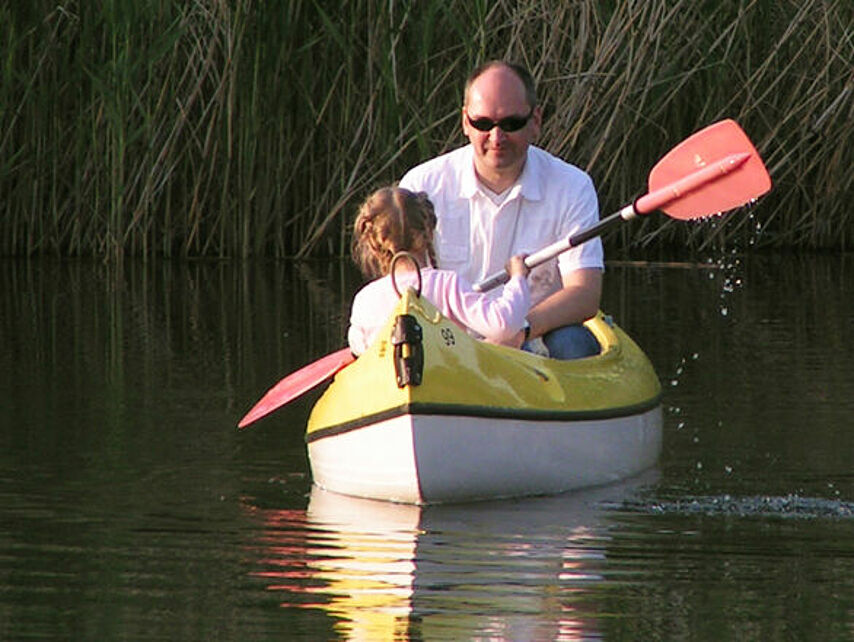 Vater mit Sohn im Paddelboot
