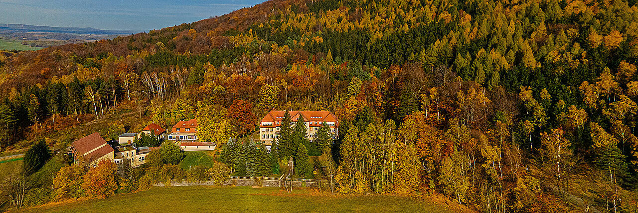 1920_Herbst-Luftbild6.jpg Luftbild Kureinrichtung und Landschaft im Herbst
