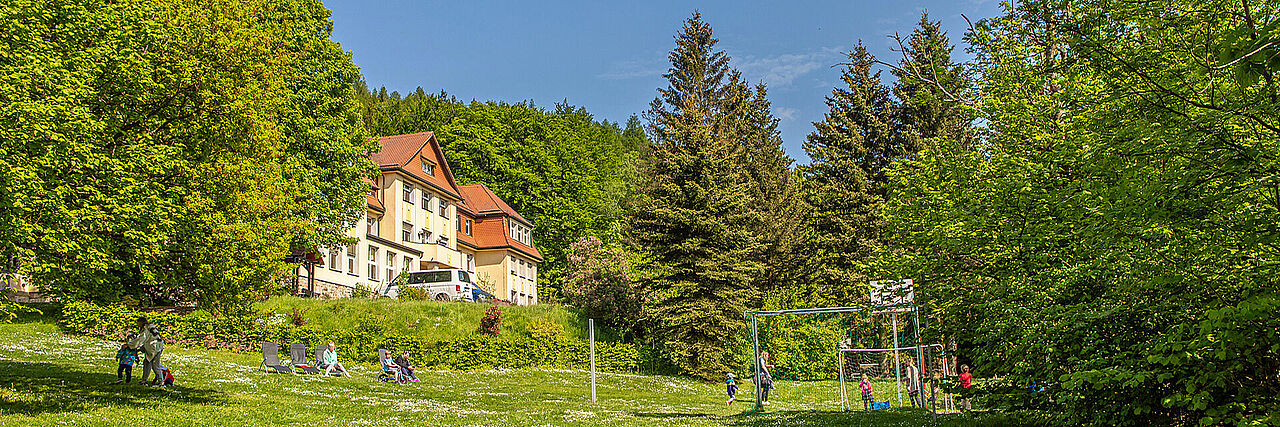 1920_Bolzplatz.jpg Bolzplatz der Kurklinik Haus am Jonsberg, Haupthaus im Hintergrund