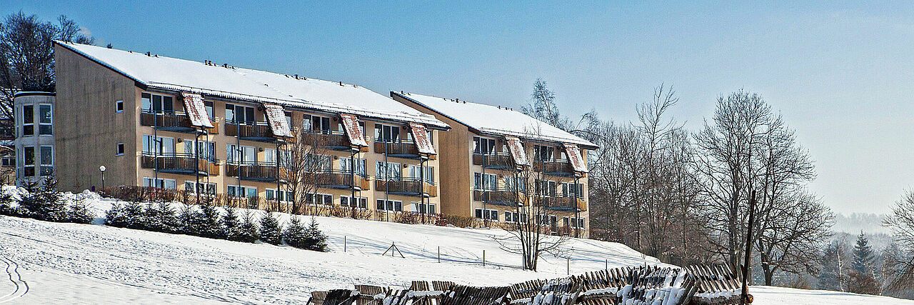 Bettenhaus der Kureinrichtung im Winter