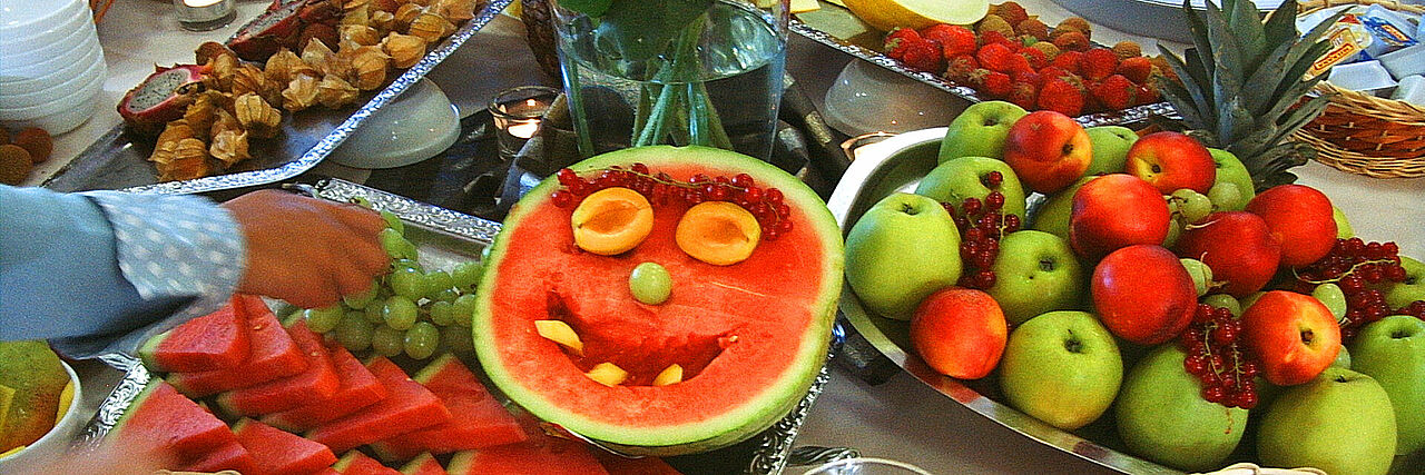 1920_Bufett.jpg Kindgerecht dekoriertes Büfett mit Obst und einem Melonengesicht