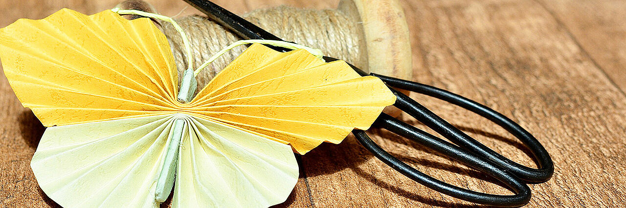 Dekofoto: Schere und Schmetterling aus Papier