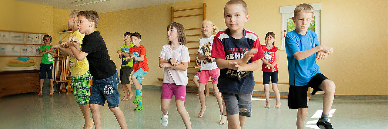 Kindergruppe bei Erwärmung im Sportraum der Kureinrichtung Haus am Jonsberg