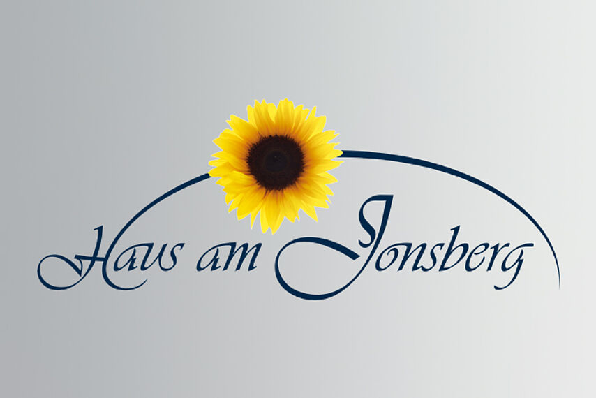 Logo Haus am Jonsberg - Schriftzug Haus am Jonsberg, Bogen vom Buchstaben H bis zum Ende des Textes stilisiert Berg, Sonnenblumenblüte in der Mitte des Bogens