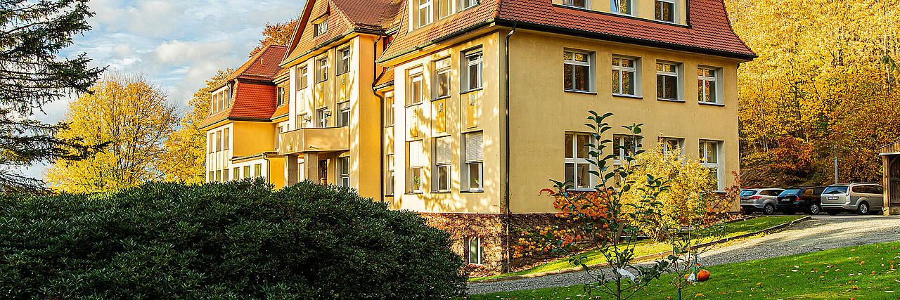 Blick auf das Haupthaus der Kureinrichtung Haus am Jonberg im Herbstlicht