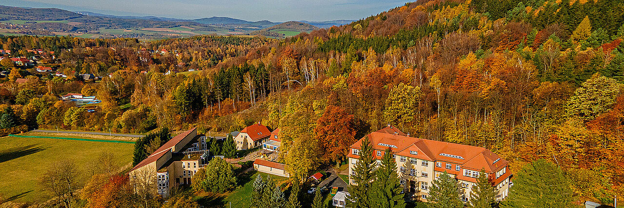 Luftaufnahme der Kureinrichtung Haus am Jonsberg im Herbst