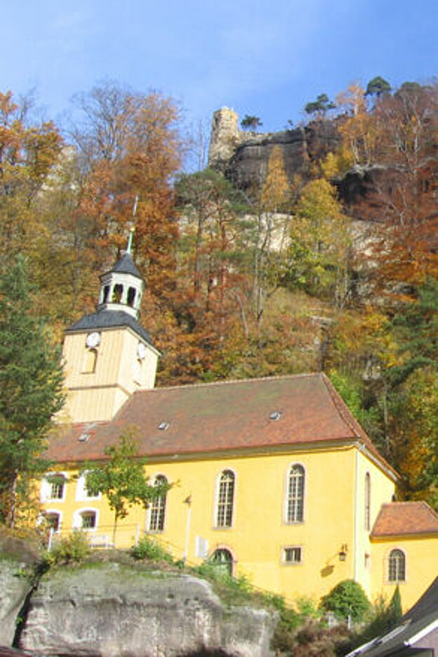 Jonsdorf: Blick auf Kirche und Fachwerkhaus, Felsen des Jonsbergs im Hintergrund