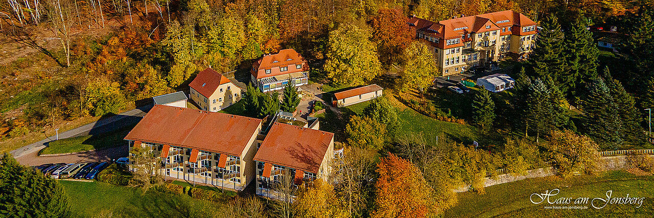 Luftaufnahme der Kureinrichtung Haus am Jonsberg mit Einrichtungslogo am unteren Bildrand