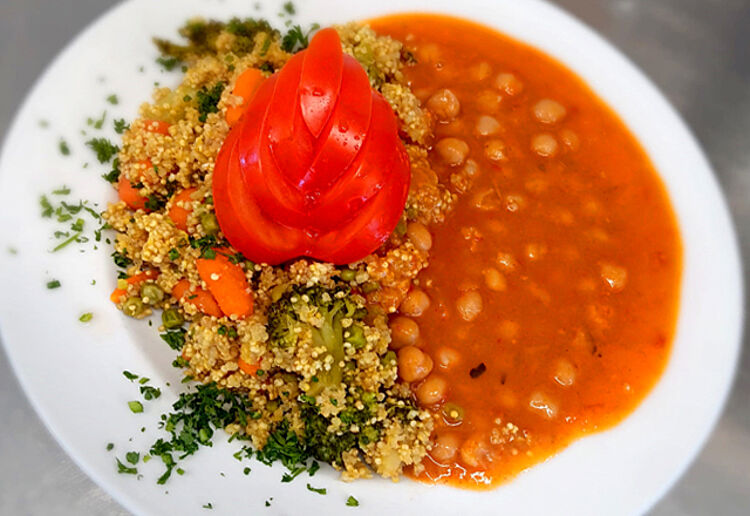 Gesundes Mittagessen - Teller Kichererbsen, Gemüse und Tomatendeko